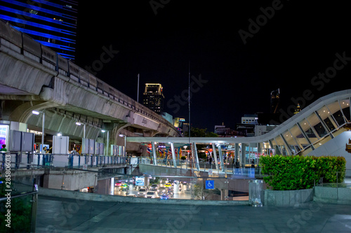 Foto Many tourists Shopping at MBK Center (Ma Boon Khrong Center) in Thailand