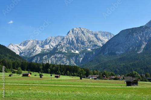 Mieminger Kette mit Ehrwald in Tirol, Österreich