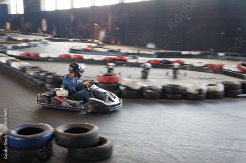 Go-Kartfahrer auf Go-Kartstrecke