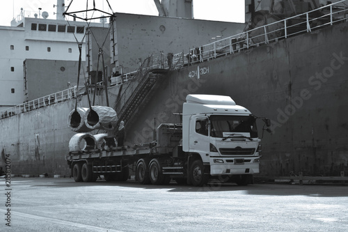 Fotografija Trailer receive steel wire rod cargo from vessel at port terminal, steel industr
