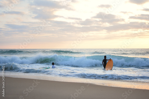 surfeur au coucher du soleil à capbreton
