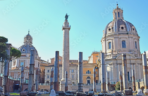   Foro de Trajano en Foro Romano, en Roma, Italia photo