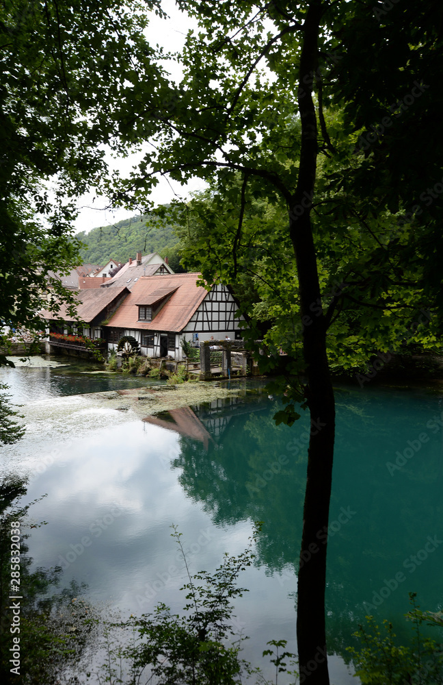 Blautopf mit Hammerschmiede in Blaubeuren Blautopf mit Hammerschmiede in Blaubeuren