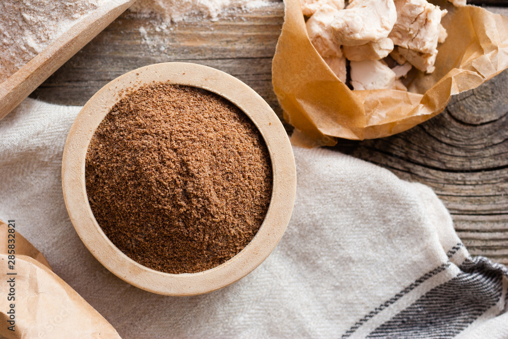 Fototapeta premium ground linseed at wooden dish