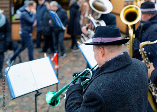 Canvas Print Man playing trumpets at Christmas market in Charlottenburg Berlin
