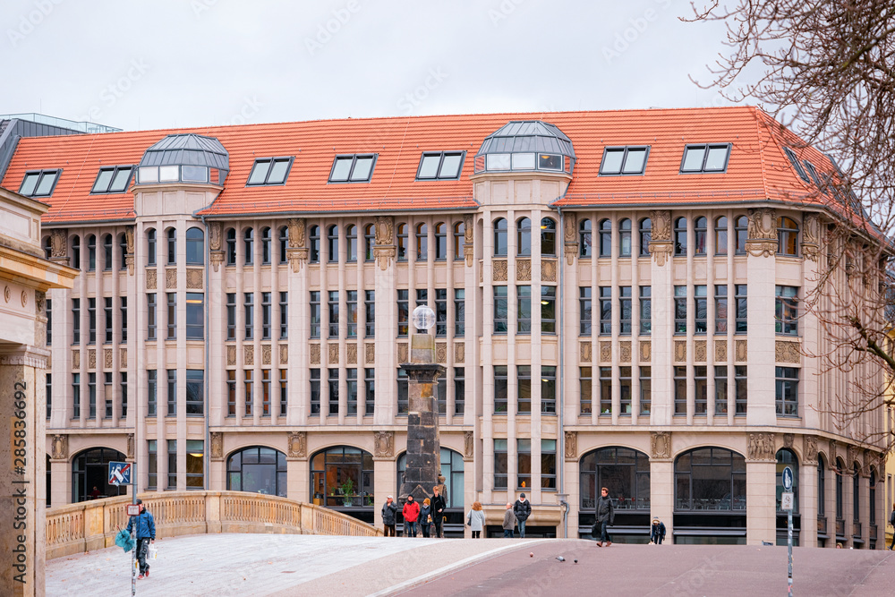Obraz premium Cityscape with bridge in Berlin Mitte at Spree Riverfront