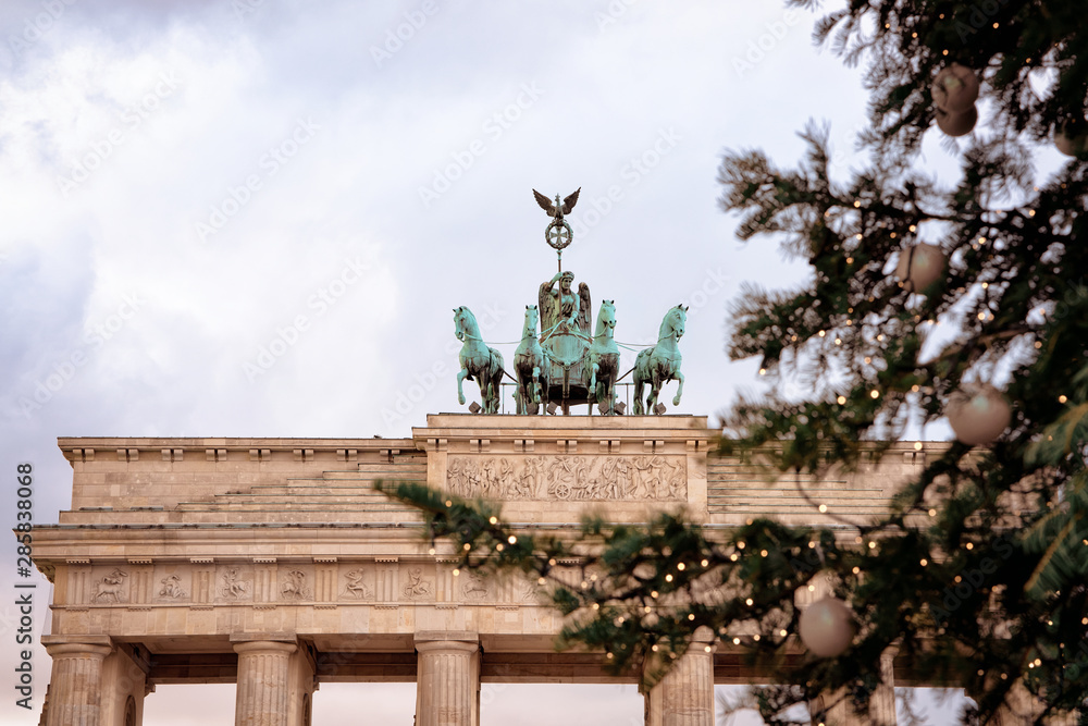 Obraz premium Christmas tree at Brandenburg gate in Berlin in Germany