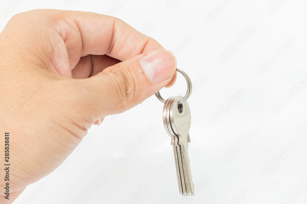 Mano sosteniendo unas llaver de una casa o carro Mano sosteniendo unas llaver de una casa o carro