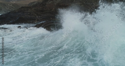 waves crashing on rocks © alexisftv