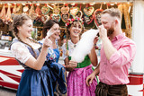 Gruppe nascht Zuckerwatte auf dem Volkfest im Dirndl Trachten Dult