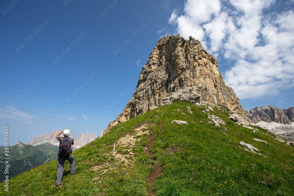 un touriste photographiant une montagne des alpes italiennes