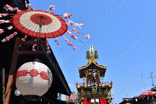 日本の岐阜県の高山市　世界遺産の高山祭　屋台と呼ばれる山車とからくり人形　快晴の青空と美しい和傘