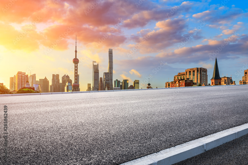 Naklejka premium Empty highway and beautiful city buildings scenery at sunrise in Shanghai,China.