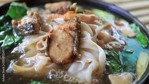 Noodle with Snapper on hot frying pan