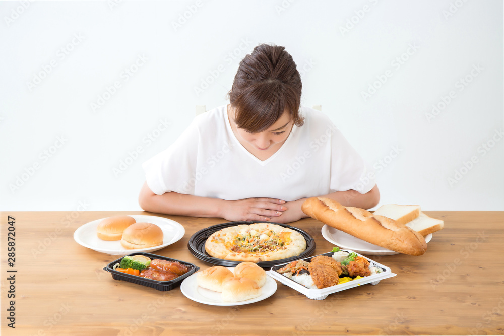 食べる女性