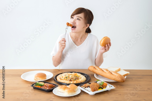 食べる女性