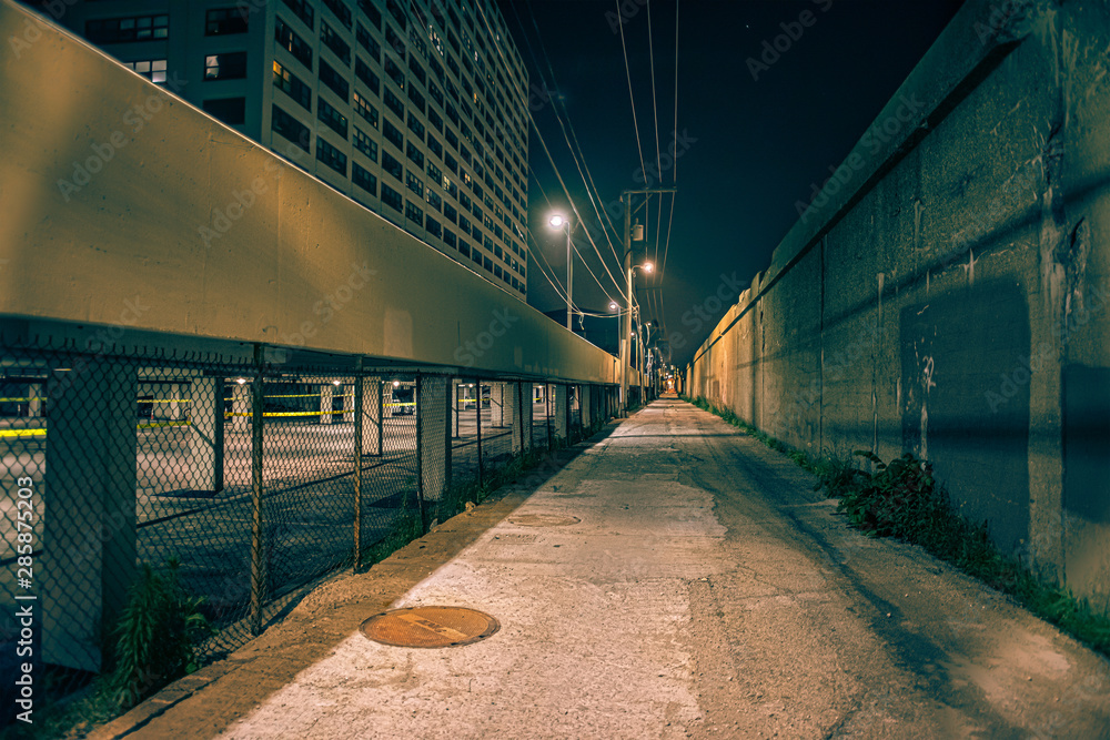 Obraz premium Dark and eerie urban city alley at night