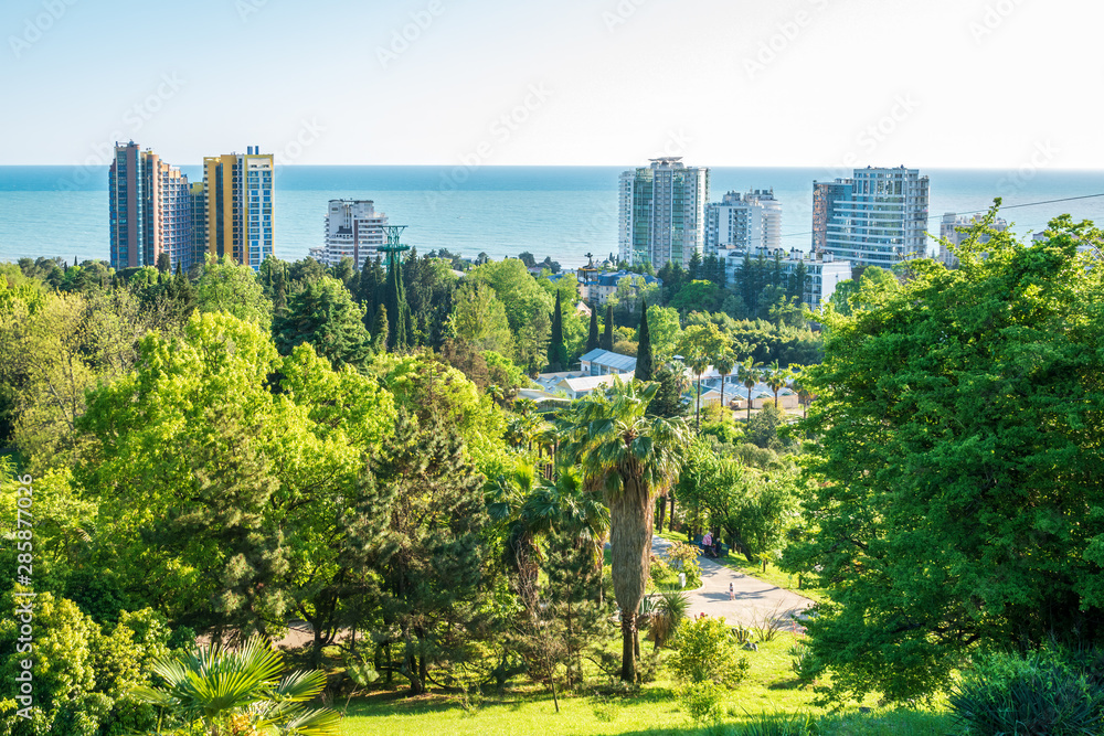 Obraz premium Sea view from a green park in a warm southern city