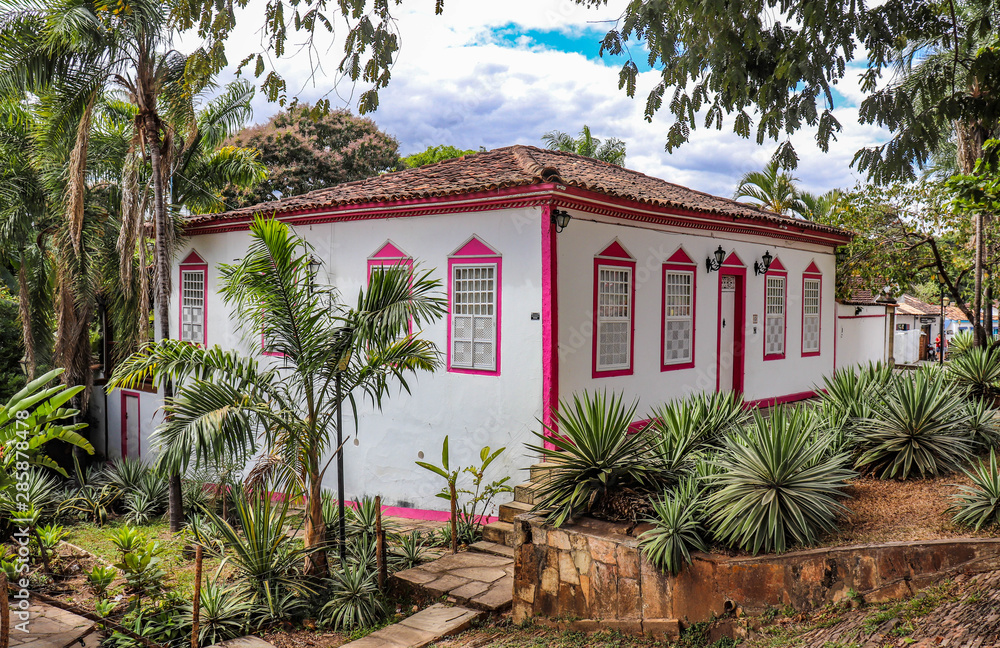 Fototapeta premium A beautiful view of Pirenopolis city and its buildings