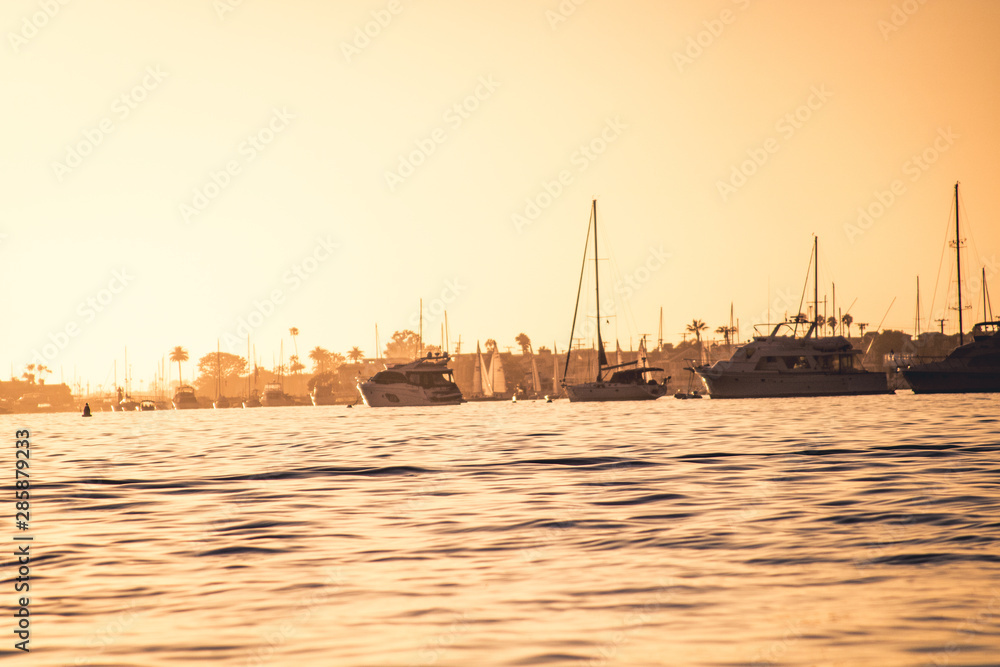Obraz premium boats at sunset