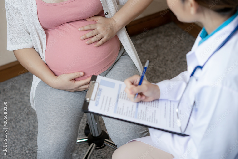 Φωτογραφία Happy pregnant woman visit gynecologist doctor at hospital or medical clinic for pregnancy consultant