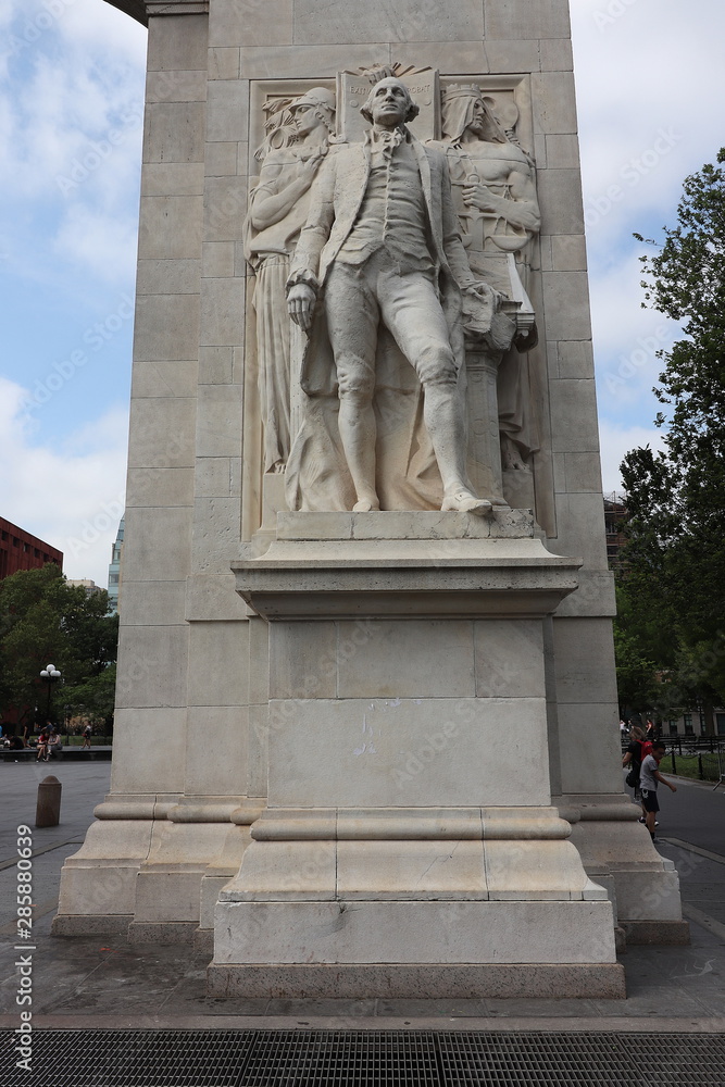 Obraz premium Particolare di Washington Square Arch, New York City (Washington accompanied by Wisdom and Justice)