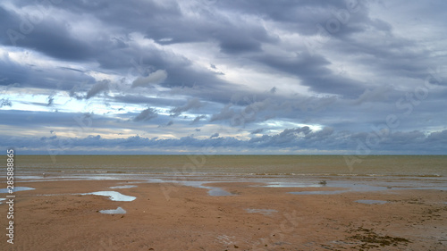 Fototapeta Naklejka Na Ścianę i Meble -  white thunderclouds floating over the sea