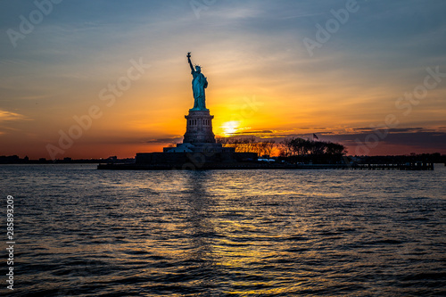 Freiheitsstatue bei Sonnenuntergang, reflektion auf Hudson
