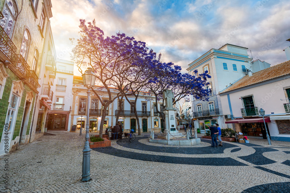 Obraz premium Praca Luis de Camoes with the First World War memorial in the centre, Lagos, Algarve, Portugal, Europe