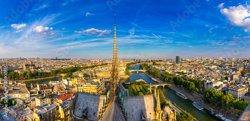 Katedra Notre Dame de Paris, Francja. Katedra Notre Dame de Paris, najpiękniejsza katedra w Paryżu. Malowniczy zachód słońca nad katedrą Notre Dame de Paris, zniszczoną w pożarze w 2019 r., Paryż.