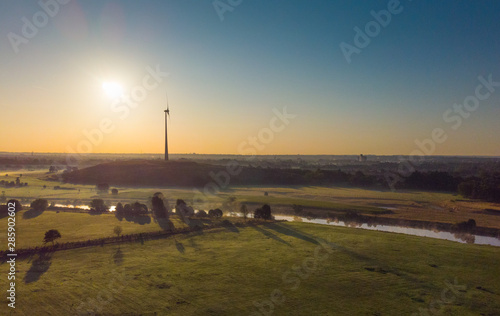 Die Wiesen an der Ruhr in Duisburg im Fr  hnebel bei Sonnenaufgang aus der Luft