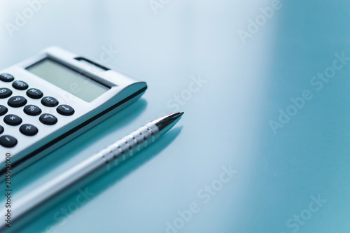 メタリックなボールペンと電卓