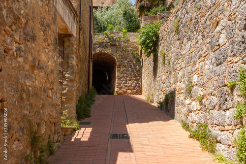 Fototapeta Naklejka Na Ścianę i Meble -  Narrow street in Italian city of San Gimignano