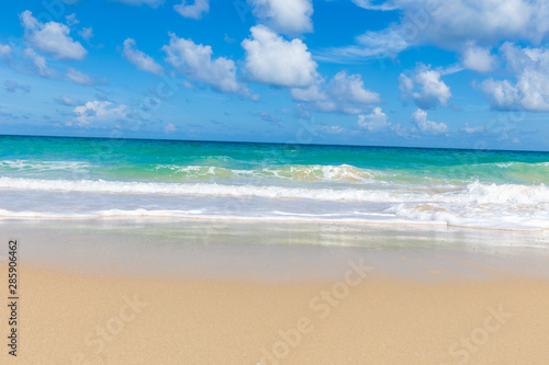 Tropical sea beach white wave against blue sky cloud © themorningglory