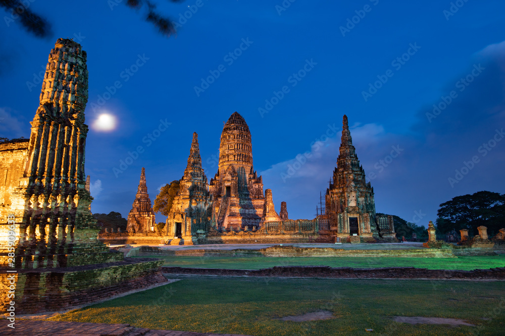 Obraz premium Wat Chaiwatthanaram temple in Ayuthaya Historical Park, a UNESCO world heritage site in Thailand