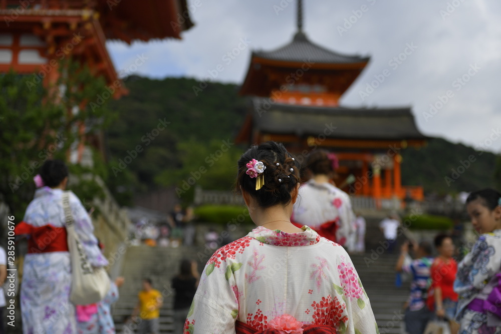 Fototapeta premium Azjaci noszący tradycyjne japońskie kimono w świątyni Kiyomizu-dera, Kioto, Japonia.