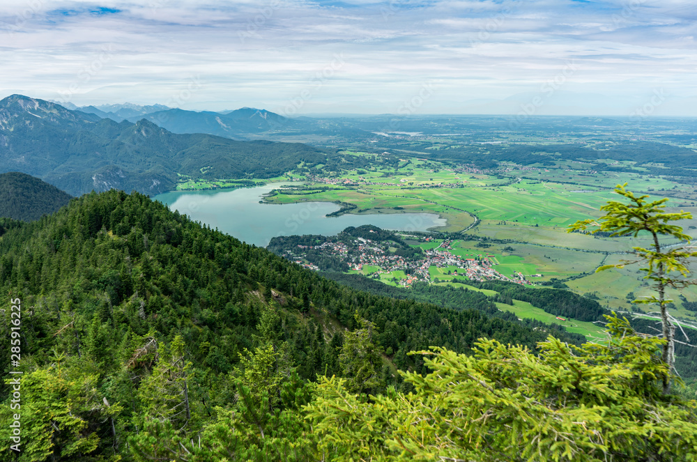 Naklejka premium Panoramablick vom Rabenkopf auf den Kochelsee