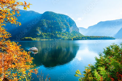 Fototapeta Naklejka Na Ścianę i Meble -  Hallstatter lake in Alps mountains at sunrise, Austria. Beautiful autumn landscape