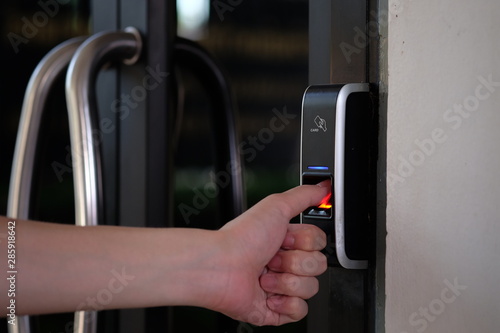 Track Employee Hours Using Biometric Fingerprint Scanner.	