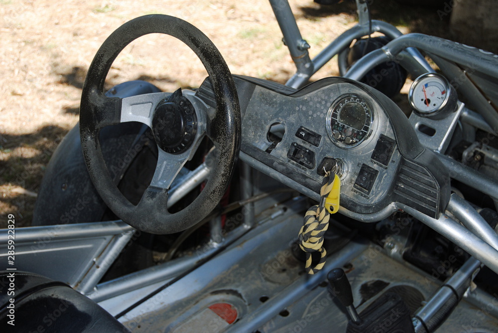 Buggy, tablier de um buggy de todo-o-terreno parado depois de um cross de montanha Buggy, tablier de um buggy de todo-o-terreno parado depois de um cross de montanha