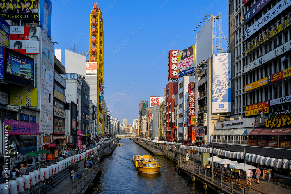 Naklejka premium Słynny kanał Dotonbori i dzielnica handlowa Namba, Osaka, Japanin