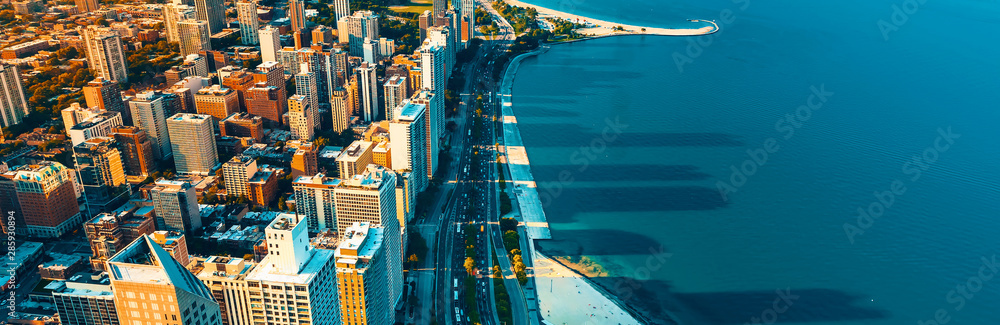 Fototapeta premium Pejzaż Chicago z widokiem na jezioro Michigan z góry