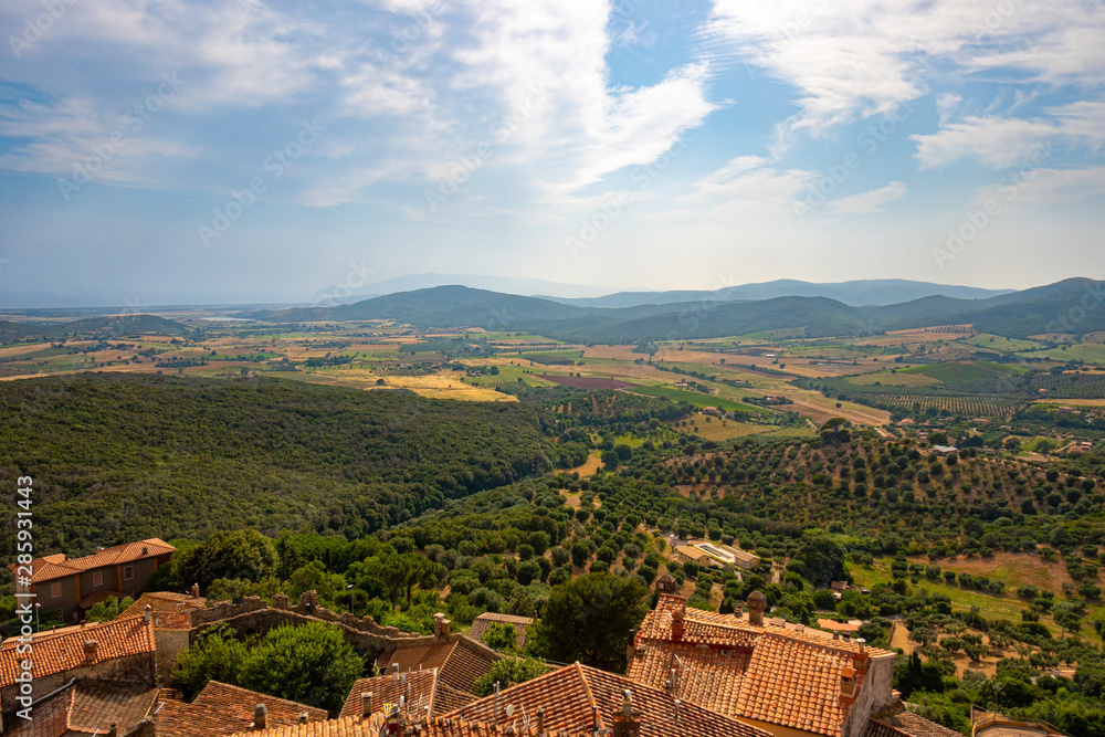 Vista panoramica dalla torre del castello di Capalbio, provincia di Grosseto, Toscana, Italia, pomeriggio d'estate, giugno 2019