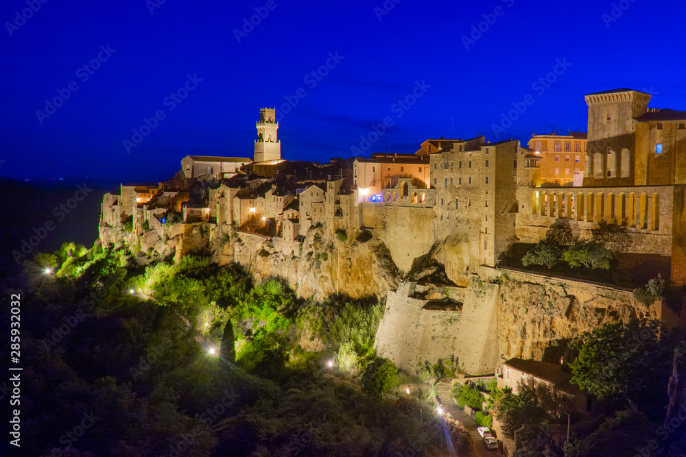 Vista notturna del piccolo paese medievale di Pitigliano, Grosseto, Toscana, Italia