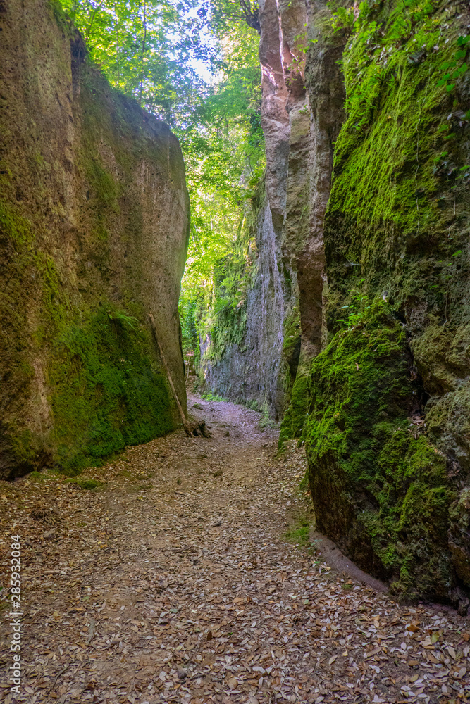 Le incredibili vie cave, sentieri scavati nella roccia di tufo dagli etruschi in Toscana, tra Pitigliano e Sorano, Italia Le incredibili vie cave, sentieri scavati nella roccia di tufo dagli etruschi in Toscana, tra Pitigliano e Sorano, Italia