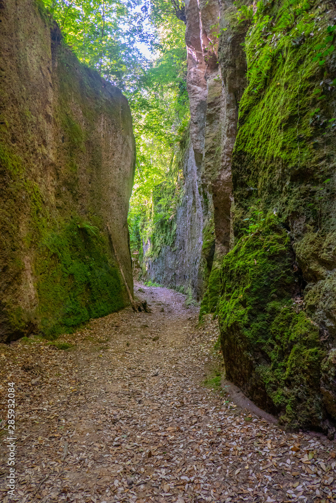 Le incredibili vie cave, sentieri scavati nella roccia di tufo dagli etruschi in Toscana, tra Pitigliano e Sorano, Italia