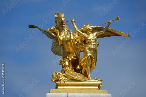 Statue du pont Alexandre III à Paris