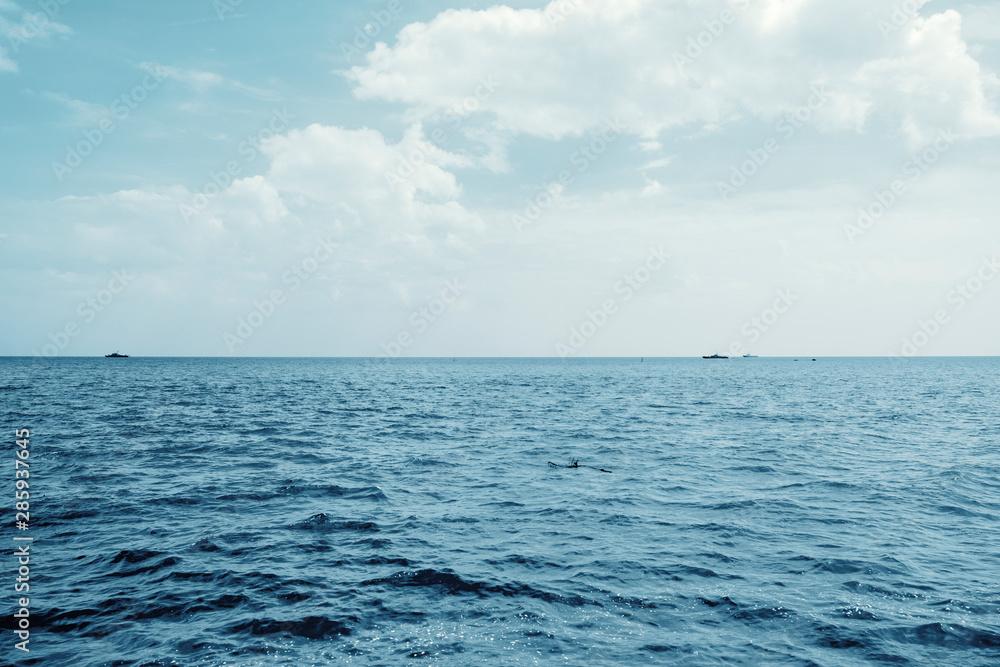 Obraz premium Water surface with ripples and sunlight reflections