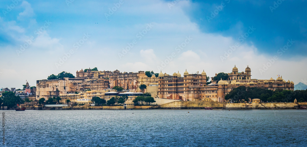 Lake Pichola and City Palace, Udaipur, Rajasthan, India, Asia