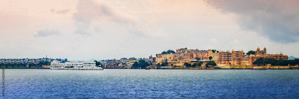 Lake Pichola and City Palace, Udaipur, Rajasthan, India, Asia Lake Pichola and City Palace, Udaipur, Rajasthan, India, Asia